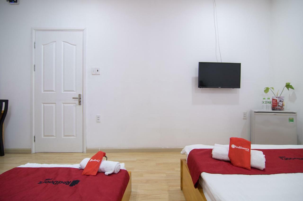 Reddoorz Near Nguyen Hue Walking Street 2 - Dorms Available Хошимин Экстерьер фото